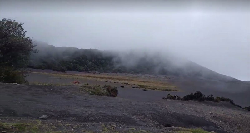 Iruzú o vulcão na costa rica costuma ficar encoberto poruma névoa constante
