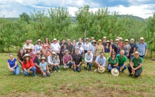jornalistas de turismo na experiência de colheita da maçã em fraiburgo