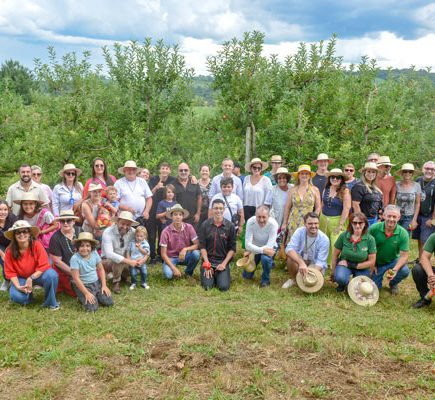 jornalistas de turismo na experiência de colheita da maçã em fraiburgo
